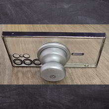 Charger l'image dans la galerie, Haut-parleur magnétique multifonction  solidement un smartphone en mode paysage idéal pour films et appels vidéos.